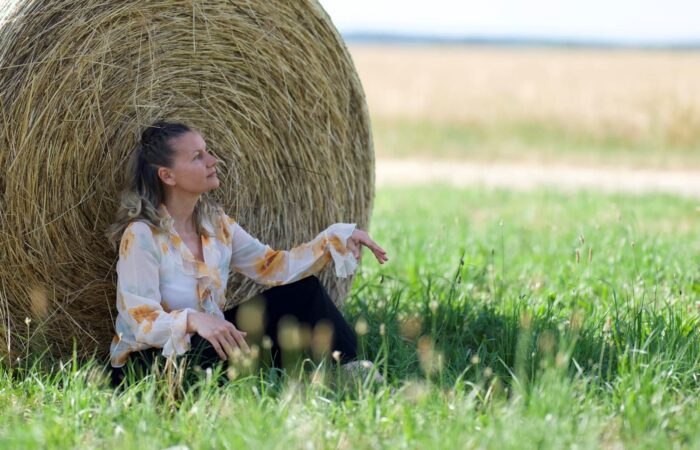 Sandra Habjanič Kasaš: OD POMANJKANJA DO OBILJA – Iz švicarske zlate kletke do prekmurskega raja