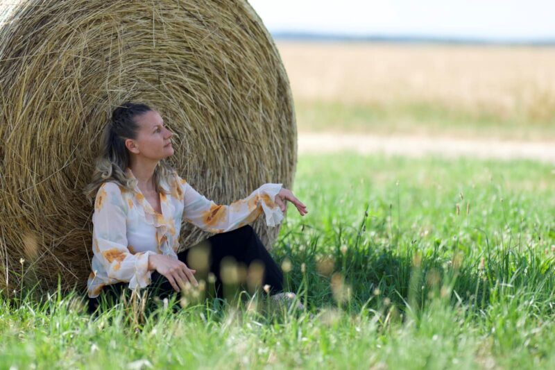 Sandra Habjanič Kasaš: OD POMANJKANJA DO OBILJA – Iz švicarske zlate kletke do prekmurskega raja