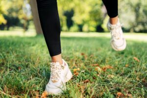 Foto: “Close up feet wearing shoes outdoors” – Freepik (www.freepik.com )