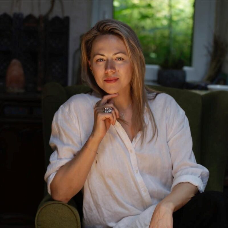 Anna Zuykova: Celostna pot do sebe skozi terapijo, umetnost in transformacijo.